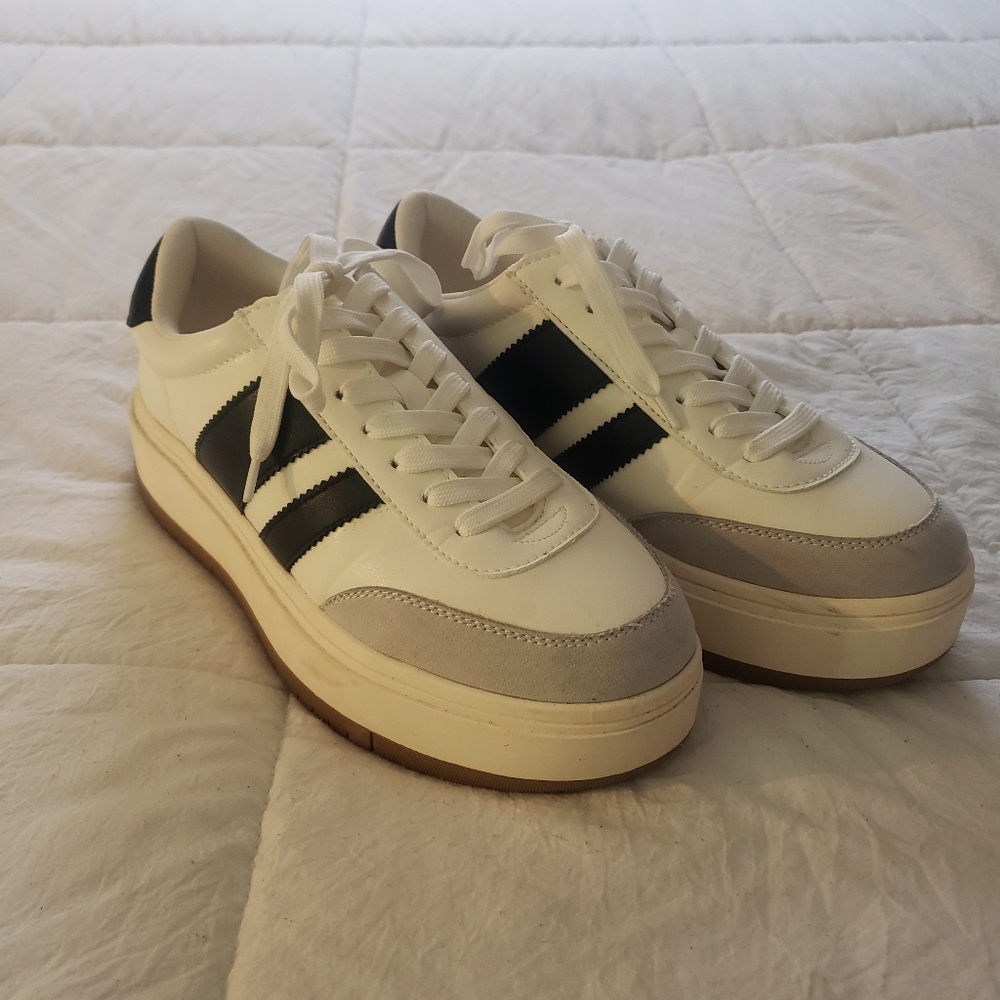 Steve Madden White and Black Low-Top Sneakers